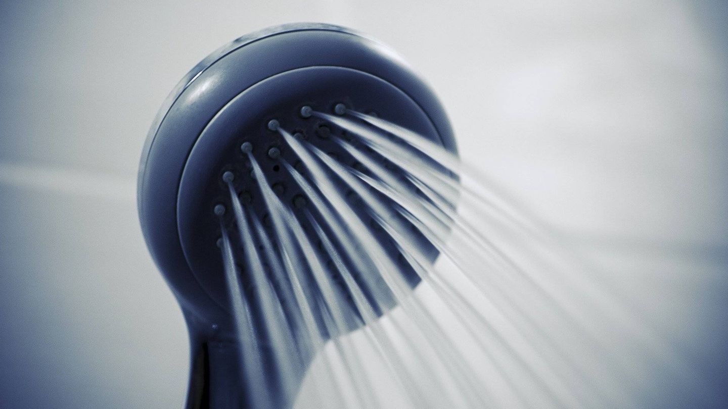 Recuperar el agua fría de la ducha es fácil y muy útil. (Unsplash)