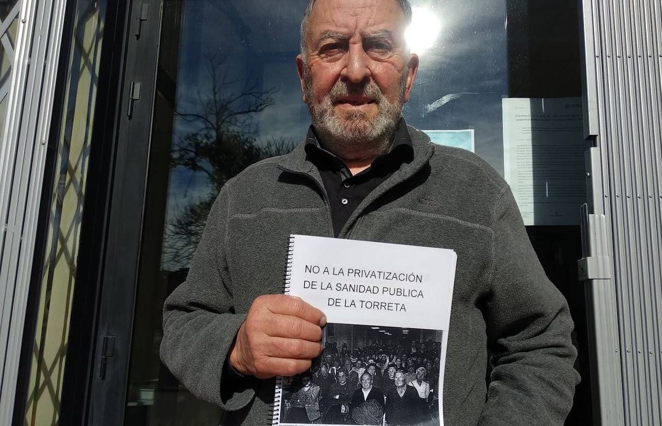 Jesús Martínez con su dossier contra la privatización sanitaria. (J. S. Ivars)