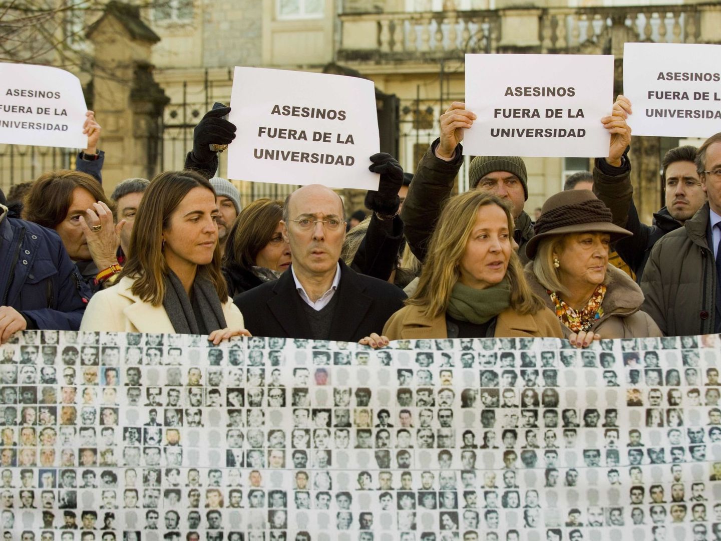 Urquijo, en el centro, porta la pancarta bajo el lema 'Ni olvido ni perdón' con fotos de víctimas de ETA. (EFE)