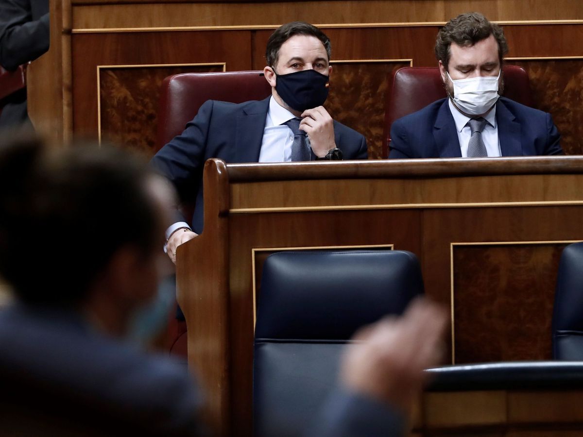 Foto: Santiago Abascal escucha a Pablo Iglesias. (EFE)