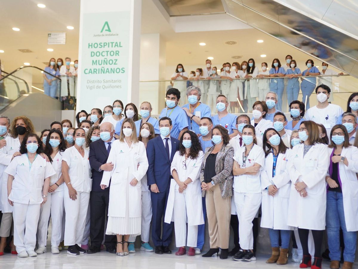 Foto: Juanma Moreno, con la plantilla del hospital Muñoz Cariñanos, en su inauguración, el pasado marzo. (Cedida / Junta de Andalucía)