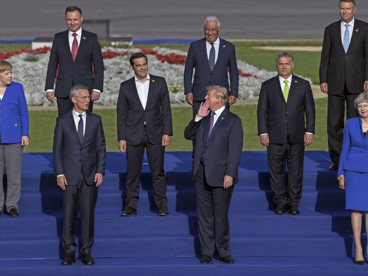 Trump, Merkel y sus socios, durante la foto de familia en la cumbre de la OTAN. (EFE)