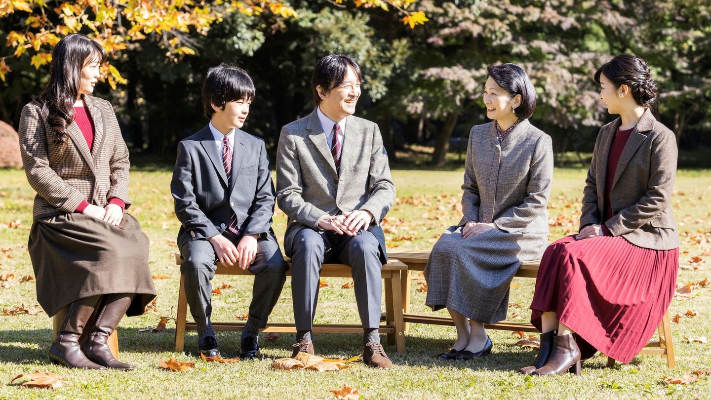 El príncipe Akishino y la princesa Kiko, con sus hijos Mako, Kako e Hisahito. (Reuters)
