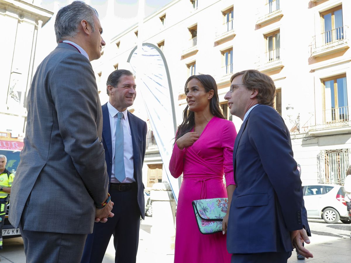 Foto: El alcalde de Madrid, José Luis Martínez-Almeida, junto al portavoz de Vox, Javier Ortega Smith, y la vicealcaldesa, Begoña Villacís. (EFE/Luis Millán)