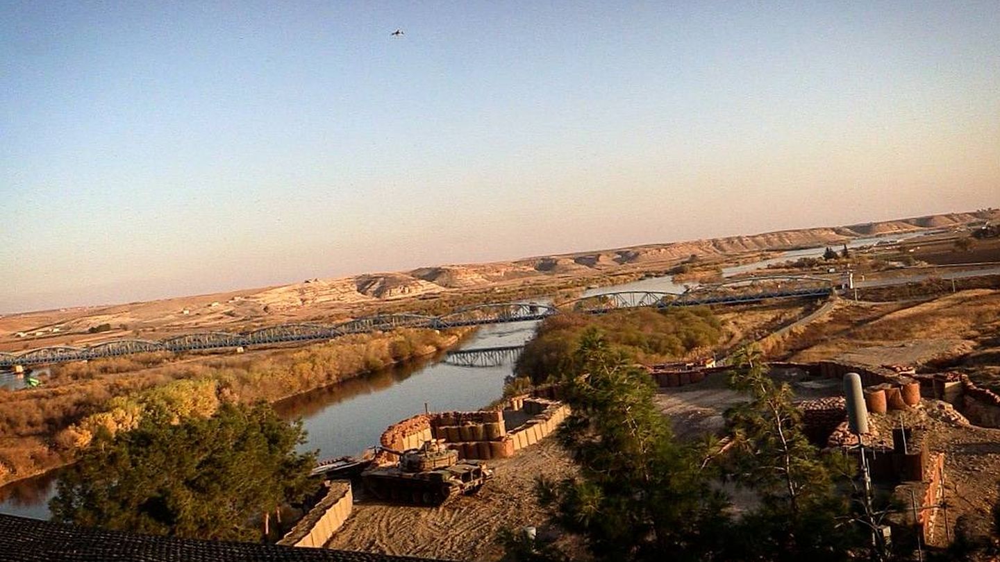 Panorámica desde la base militar turca sobre el río Eúfrates, desde la que se divisa a las YPG al otro lado del río. (P. Cebrián)