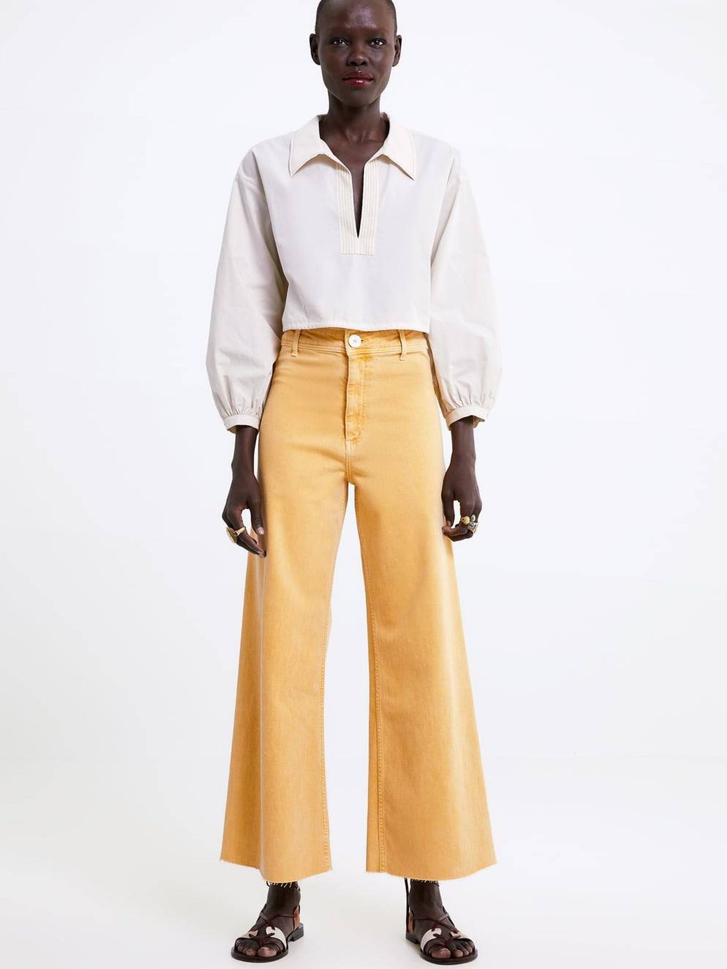 El pantalón amarillo que Sara tiene está todavía disponible en la shop online de Zara. (Cortesía)