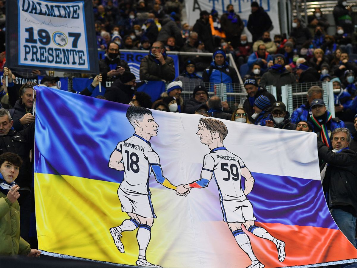 Foto: Bandera por la paz entre Ucrania y Rusia en un estadio. (Reuters/Mascolo)