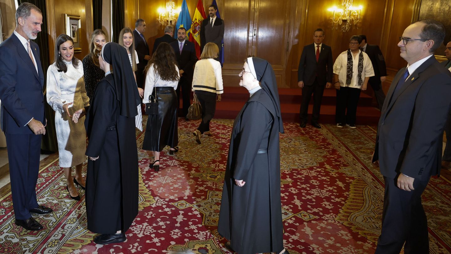 El saludo a las representantes de la comunidad de monjas benedictinas del monasterio de San Pelayo, distinguidas con las medallas de Asturias de este año. (EFE/Ballesteros)