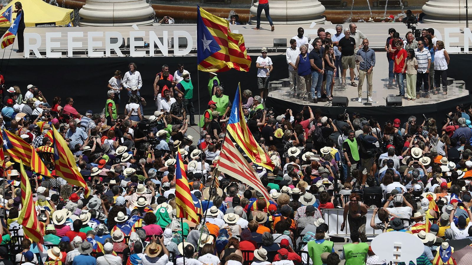 Foto: Guardiola pronuncia su discurso ante las miles de personas concentradas en Montjuic. (EFE)