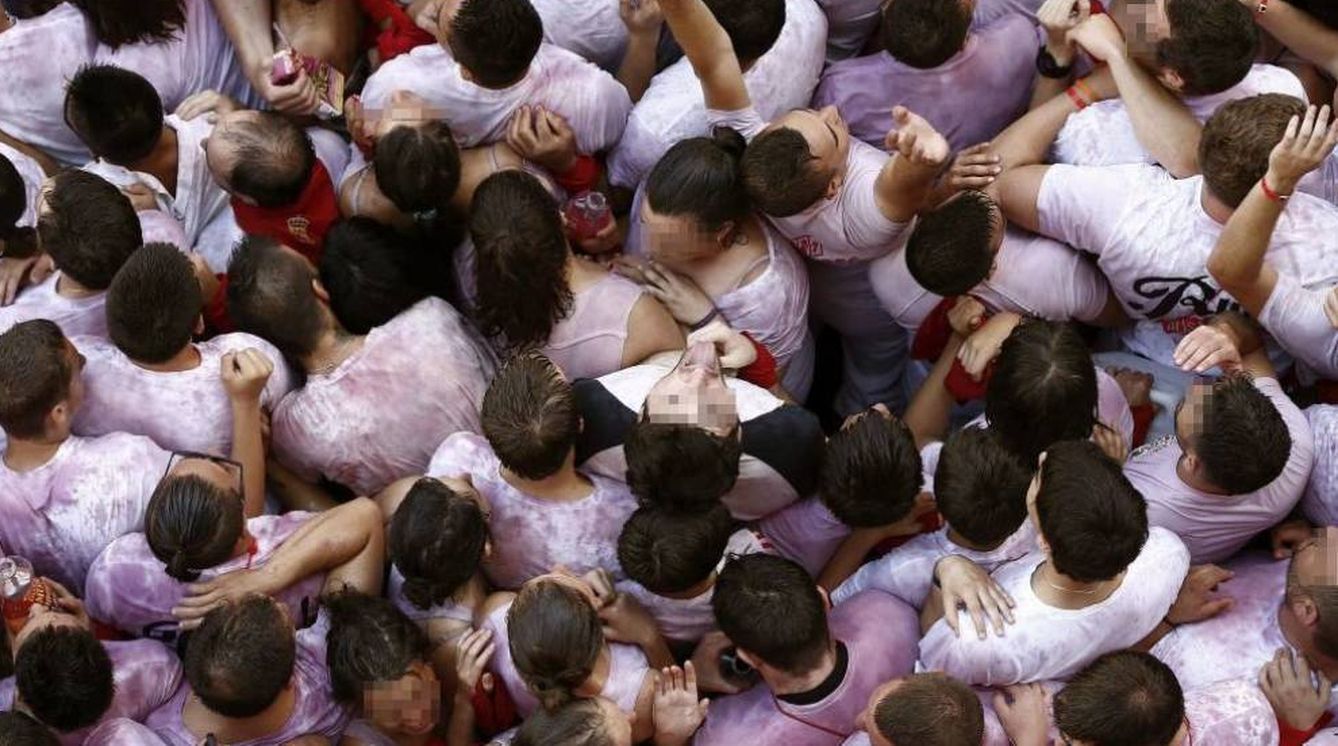 Un grupo de personas en las fiestas de San Fermín en Pamplona. (EFE)