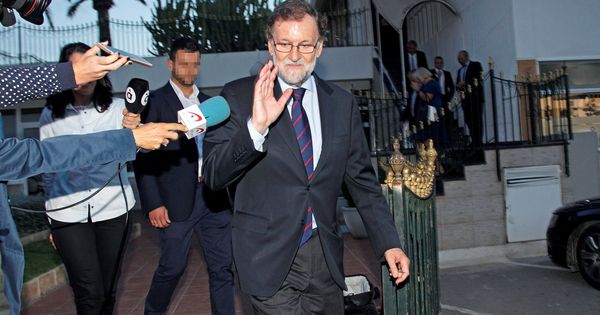 Foto: El expresidente del Gobierno, Mariano Rajoy, a su salida de un conocido restaurante de Santa Pola. (EFE)