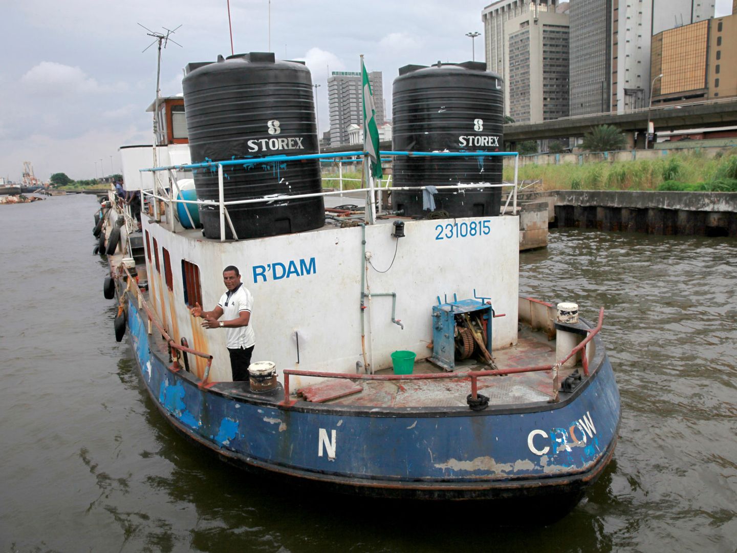 Un barco cargado de petróleo es anclado tras ser secuestrado por piratas en Nigeria. (Reuters)