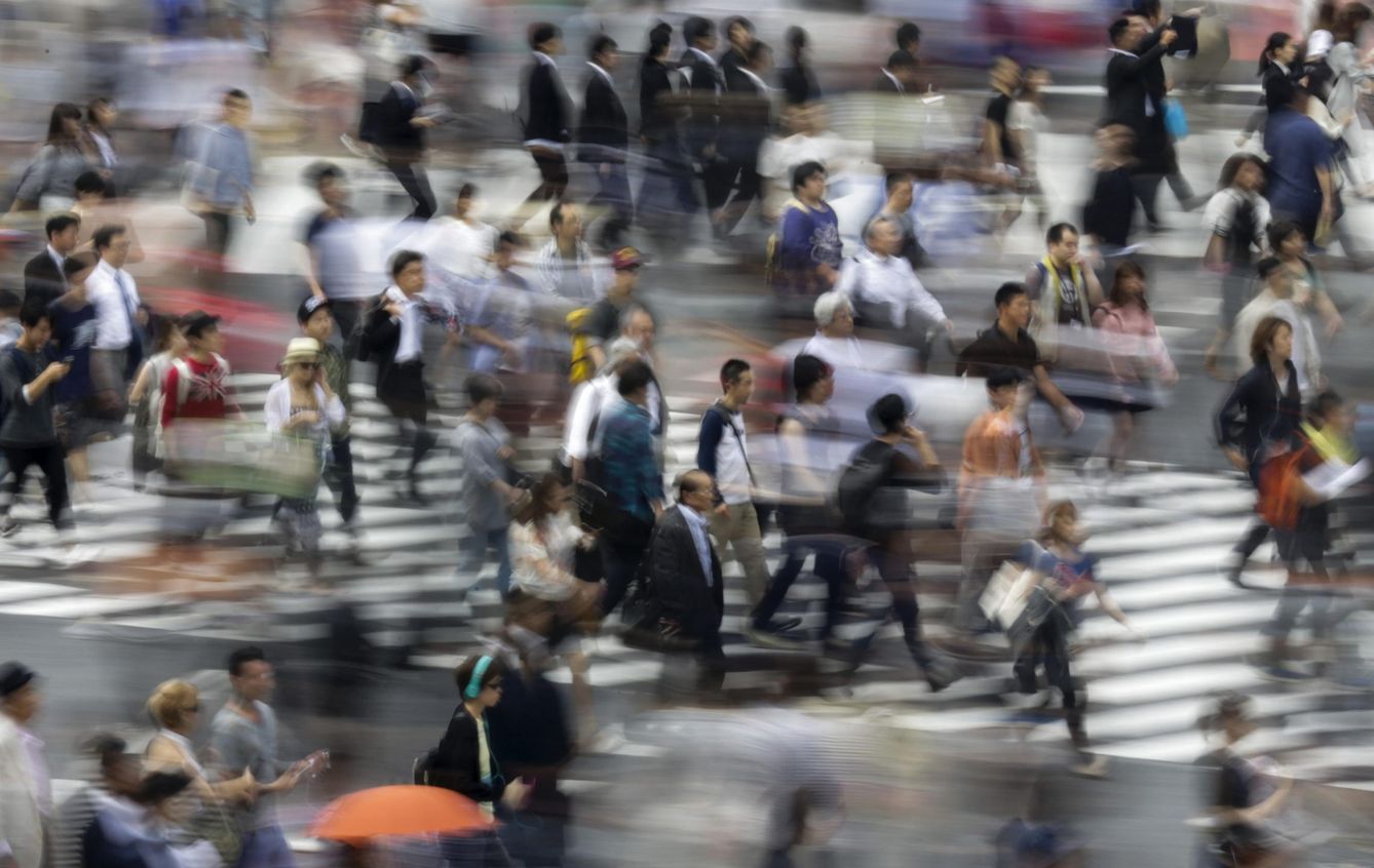 Peatones atraviesan un paso de cebra en Tokio. (EFE)