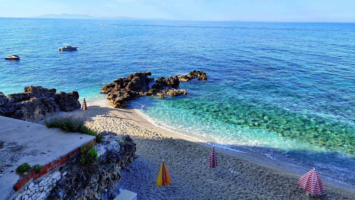 Una de las playas de la costa de Albania. (Unsplash/Jani Godari)