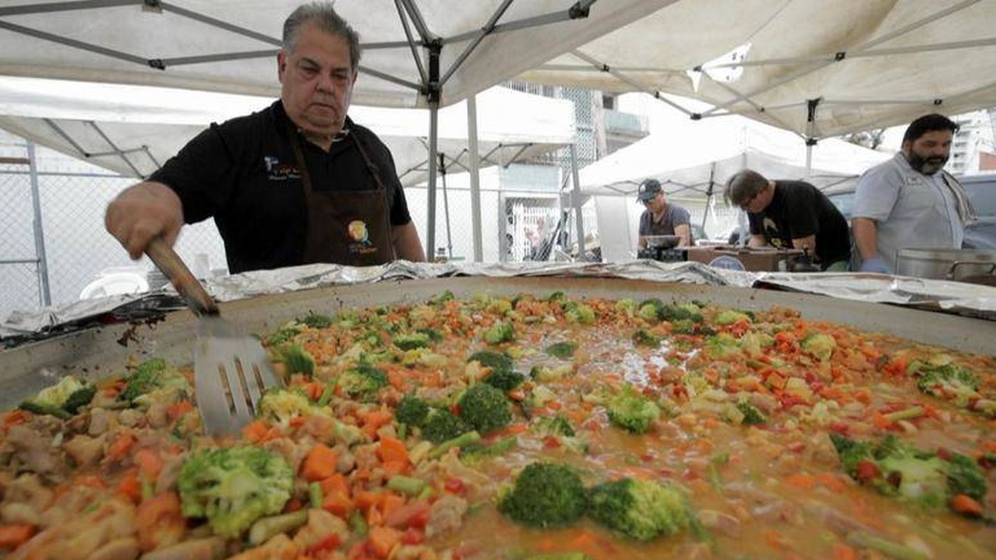 Junto al chef José Enrique, prepararon paellas en un 'parking' de San Juan. (CBS)