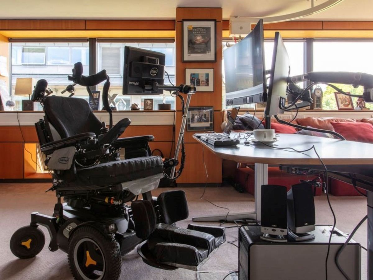 Foto: Silla y objetos personales de Stephen Hawking. (EFE/Universidad de Cambridge)