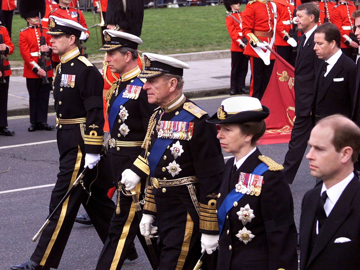 La princesa Ana, junto al duque de Edimburgo y sus hermanos en el funeral de la Reina madre. (Getty)