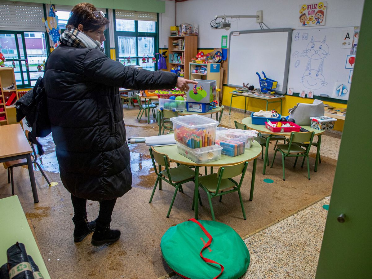 Foto: Una mujer en una escuela vacía en Galicia. (EFE/Eliseo Trigo)