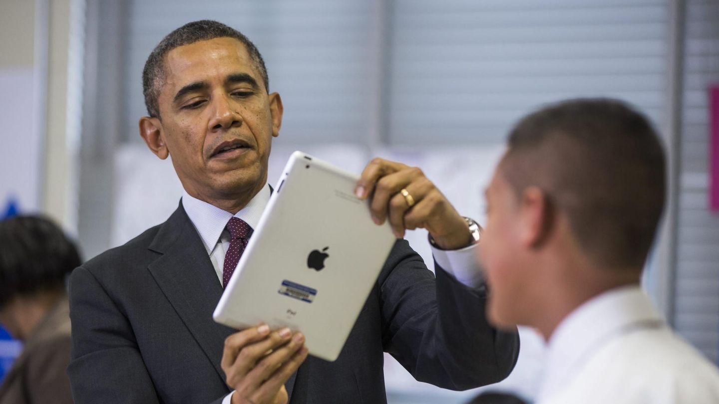 El presidente de Estados Unidos, Barack Obama, con una iPad de Apple. (REUTERS)