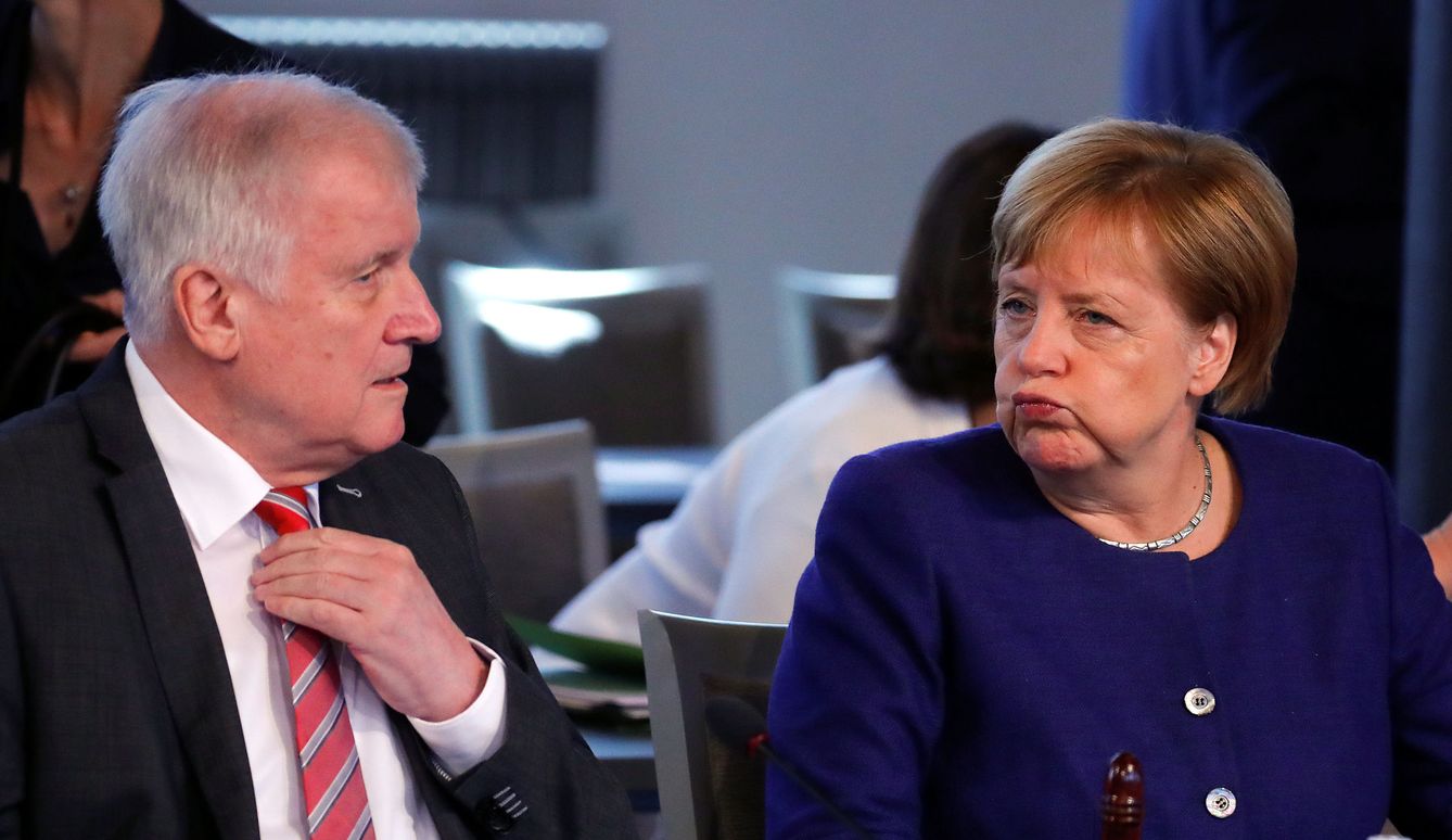 Merkel y Seehofer mantienen una tensa relación, especialmente tras las últimas crisis de gobierno (REUTERS)