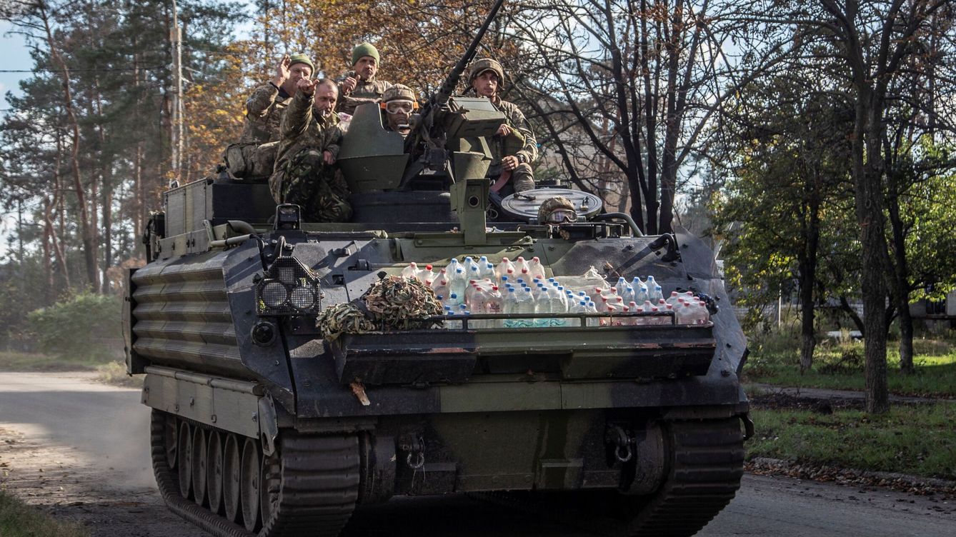 Foto: Militares ucranianos montan sobre un vehículo blindado en la ciudad de Lyman. (Reuters/Oleksandr Ratushniak)