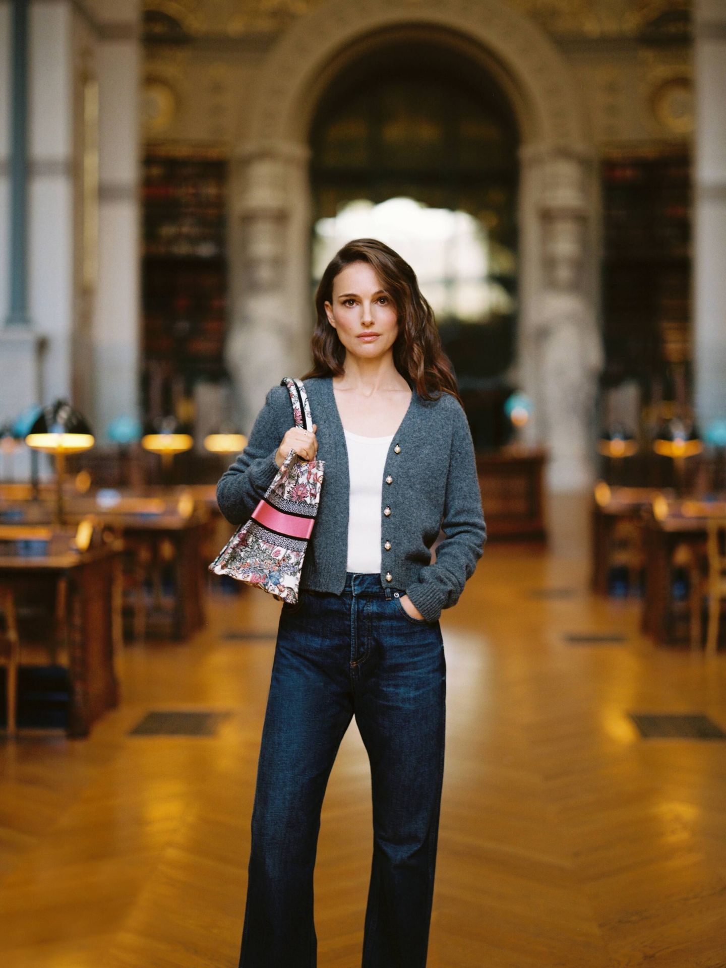 Natalie Portman en la Biblioteca Nacional de Francia. (Cortesía Dior/ Marion Berrin)