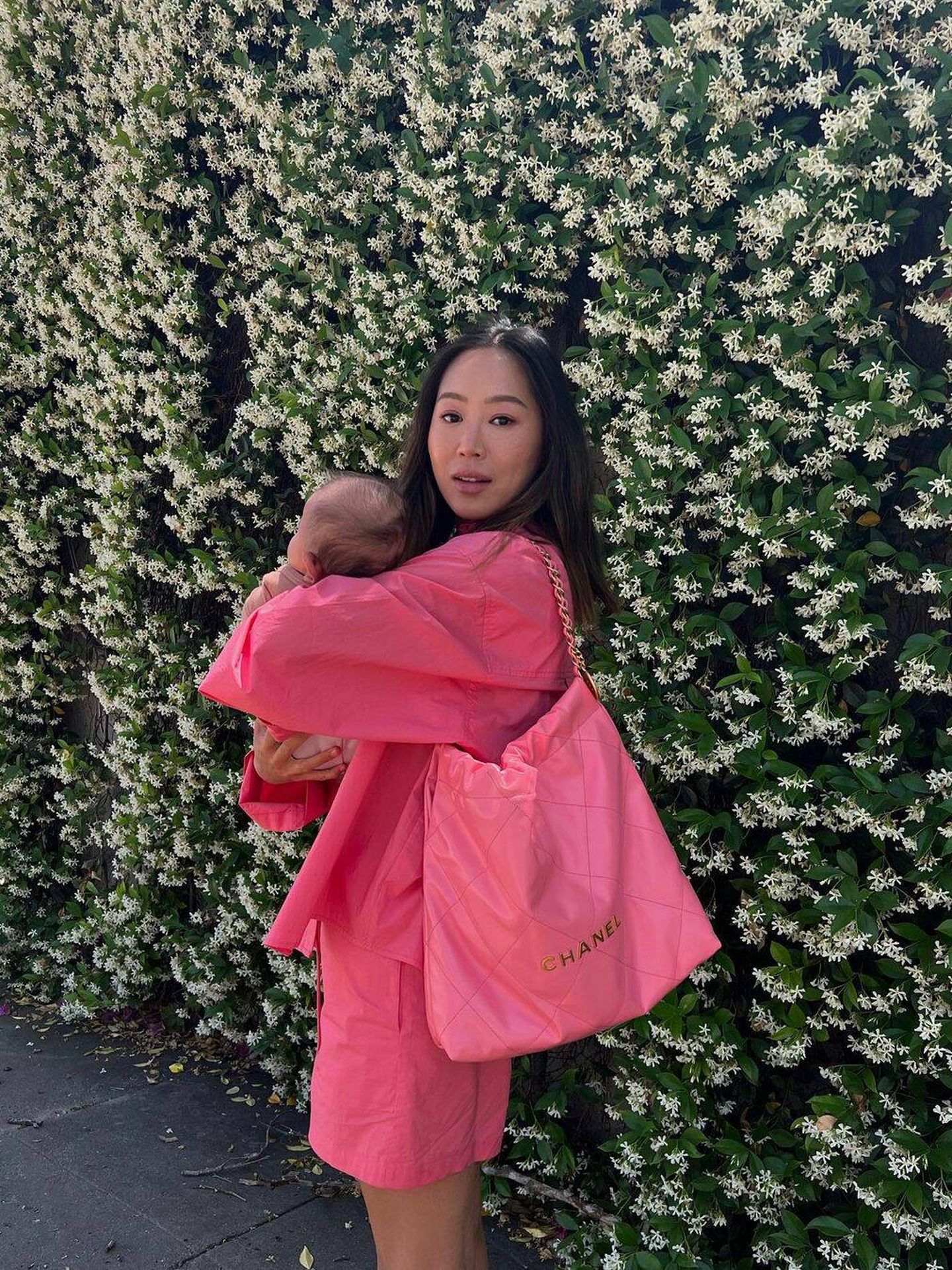 La blogger Aimee Song, con el bolso de Chanel. (Instagram/@aimeesong)
