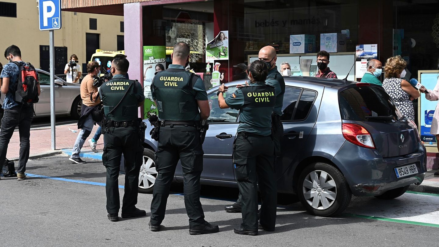 La Guardia Civil a las puertas del supermercado donde ocurrieron los hechos. (EFE/Fernando Villar)