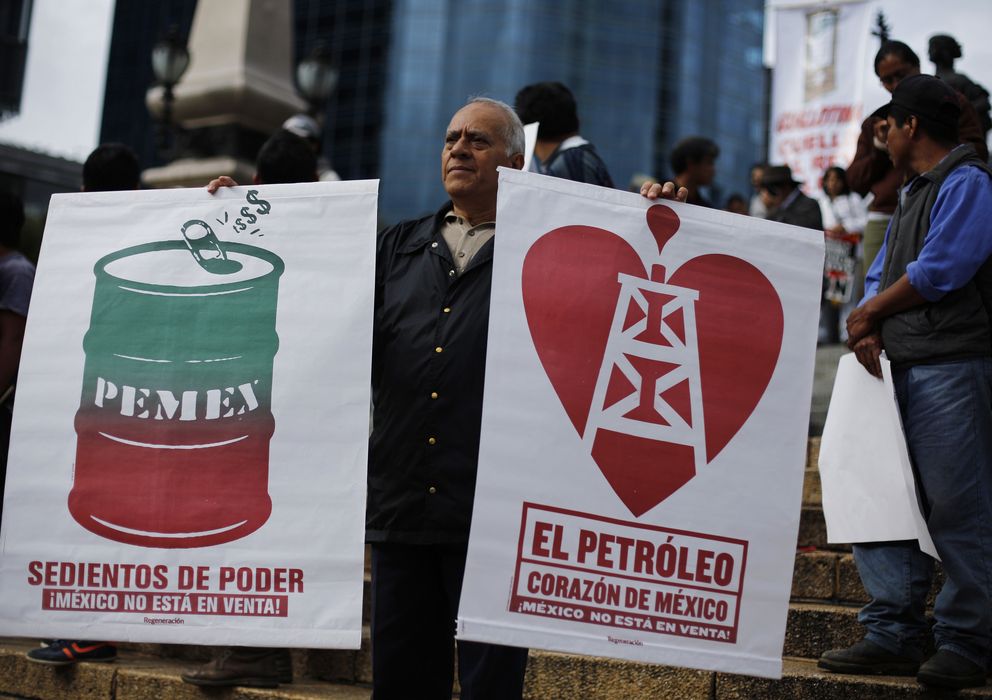 Foto: Simpatizantes de Andrés Manuel Lopez Obrador con carteles de protesta contra la reforma energética. (Reuters)