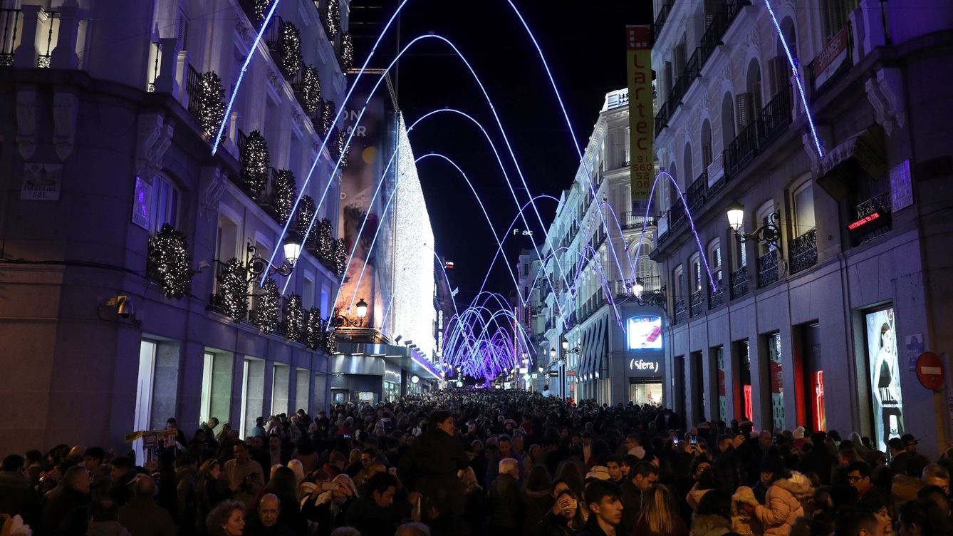 Foto: Calle Preciados de Madrid, durante el tradicional encendido de luces de Navidad en 2018. (EFE)