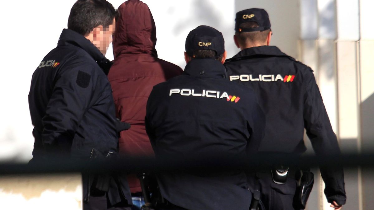 Rescatan a tres inmigrantes ocultos en un camión frigorífico en el puerto de Algeciras