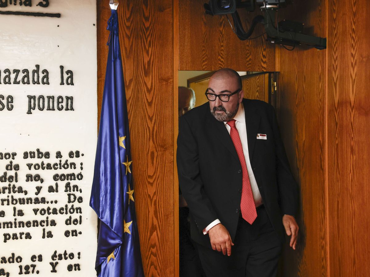 Foto: El asesor del exministro José Luis Ábalos, Koldo García, durante la comisión de investigación de la trama en el Senado (EFE/J.J. Guillén)