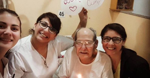 Foto: Óscar con las enfermeras con las que celebró su cumpleaños (Gisel Rach)