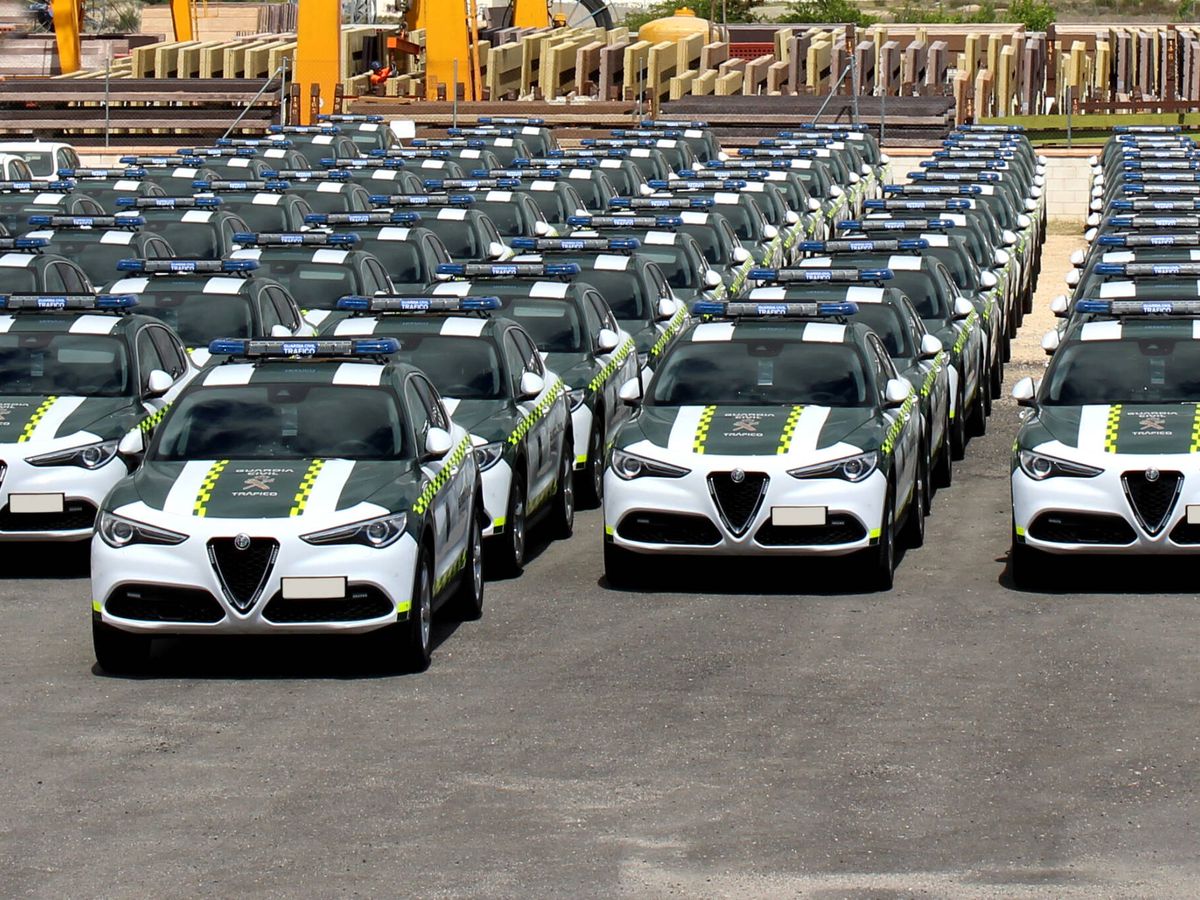 Foto: Los nuevos Stelvio de la Guardia Civil, en el momento de su entrega. (Stellantis)