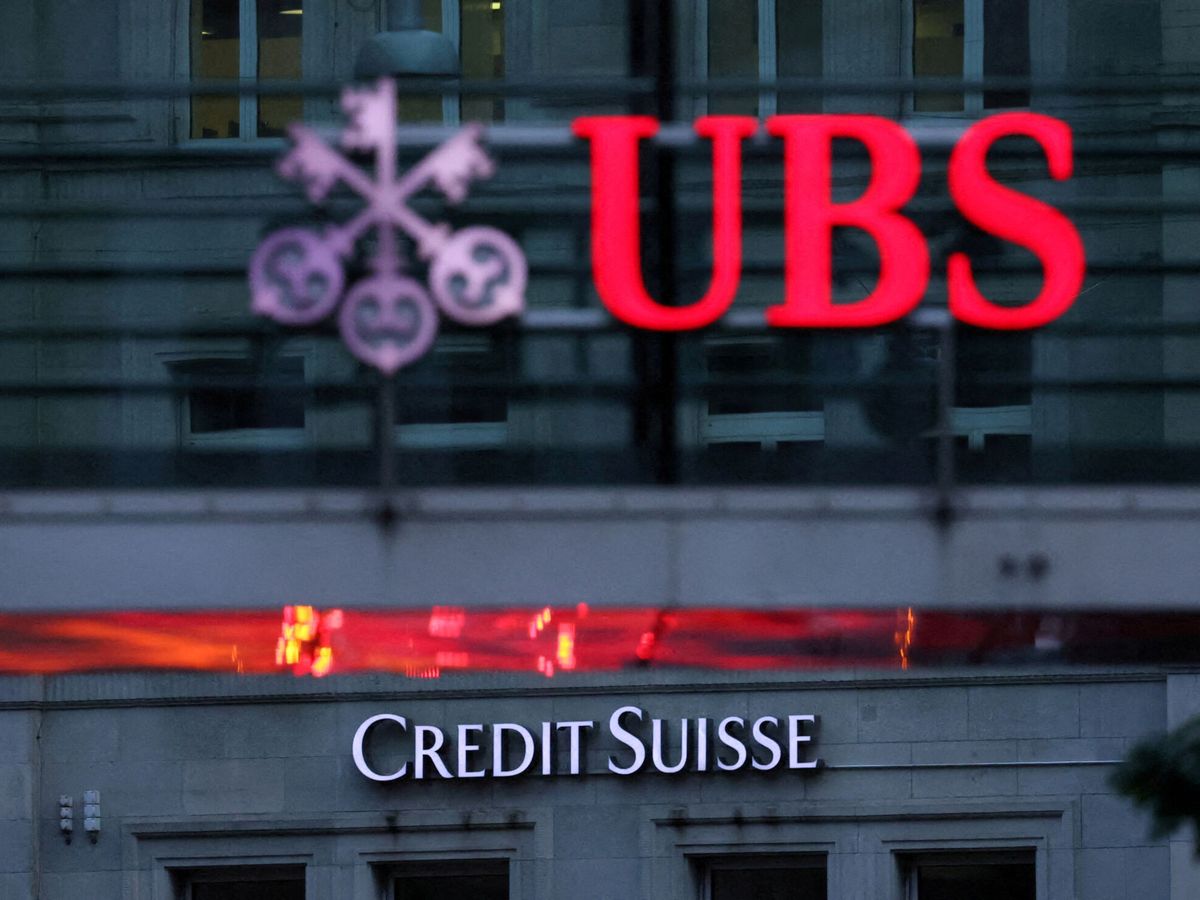Foto: Logo de UBS junto al de Credit Suisse. (Reuters/Denis Balibouse)