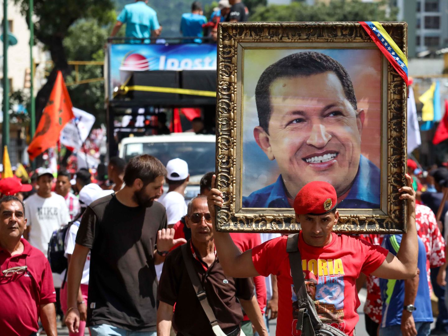 Un simpatizante del oficialismo porta un retrato del expresidente venezolano Hugo Chávez. (EFE)