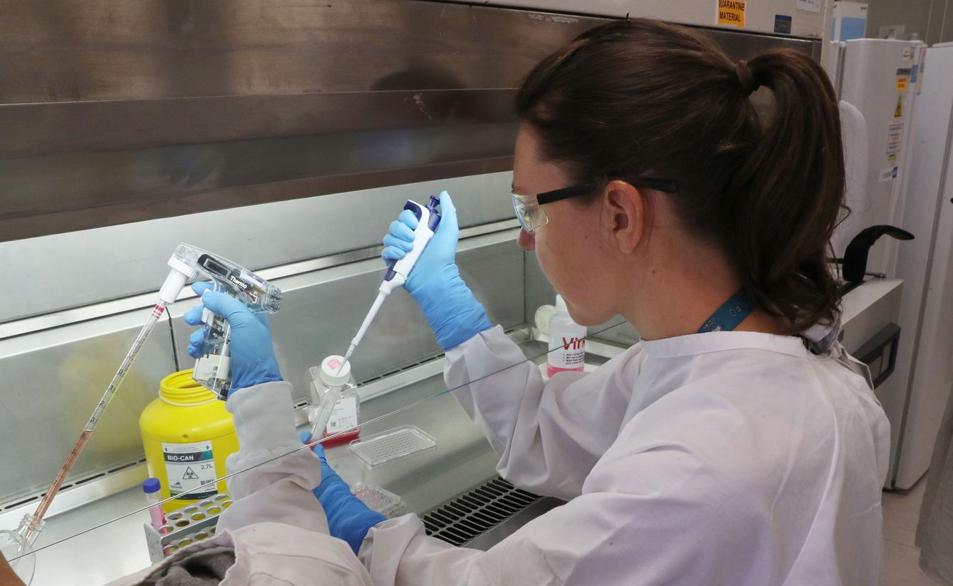 Una científica trabaja en la vacuna contra el Covid-19 en Australia. (EPA)