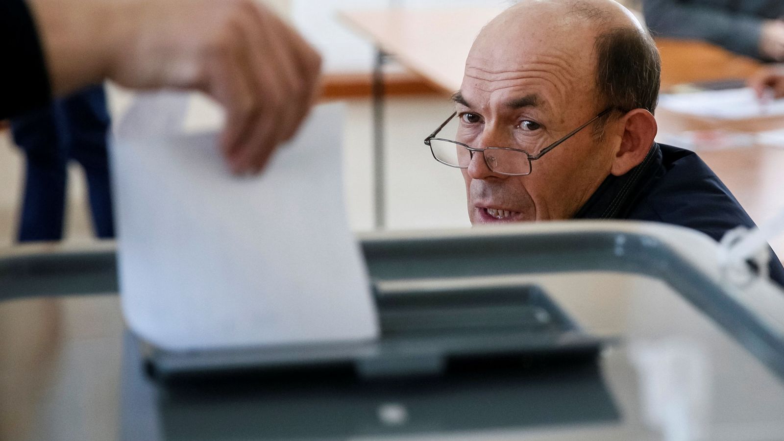Foto: Un hombre deposita su voto en una urna. (Reuters)