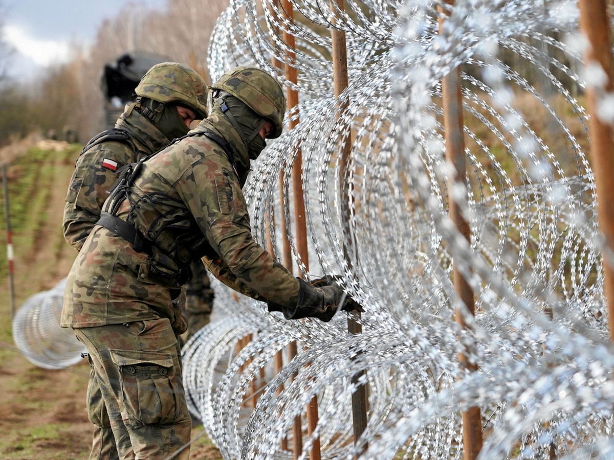 Foto: Soldados construyen una valla de alambre de espino en la frontera de Polonia con el enclave ruso de Kaliningrado, cerca de Bolcie. (Reuters/Arkadiusz Stankiewicz)