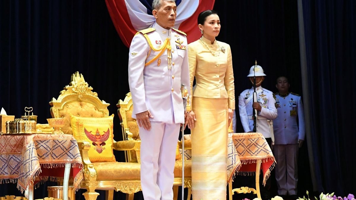 El rey de Tailandia muestra sus debilidades: "Hay días que me siento abatido"