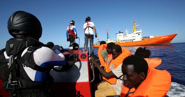 Foto: Inmigrantes rescatados por el buque 'Aquarius' en el Mediterráneo. (Reuters)