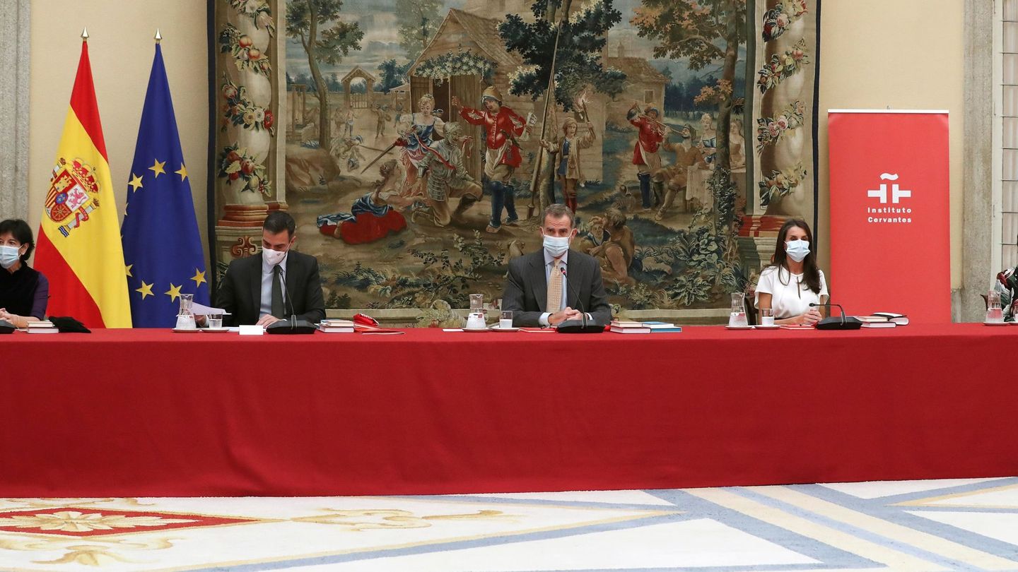 Los reyes Felipe (c) y Letizia (2-d); el presidente del Gobierno, Pedro Sánchez (2-i); la ministra de Asuntos Exteriores, Arancha González Laya (d), y la de Educación, Isabel Celaá (i). (EFE)