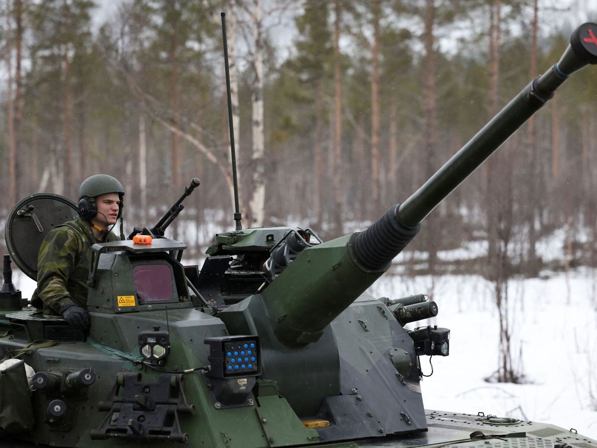 Foto: Un miembro dek Ejército sueco en un tanque durante unas maniobras militares de la OTAN el pasado marzo de 2022 en Noruega. (Reuters/Yves Herman)