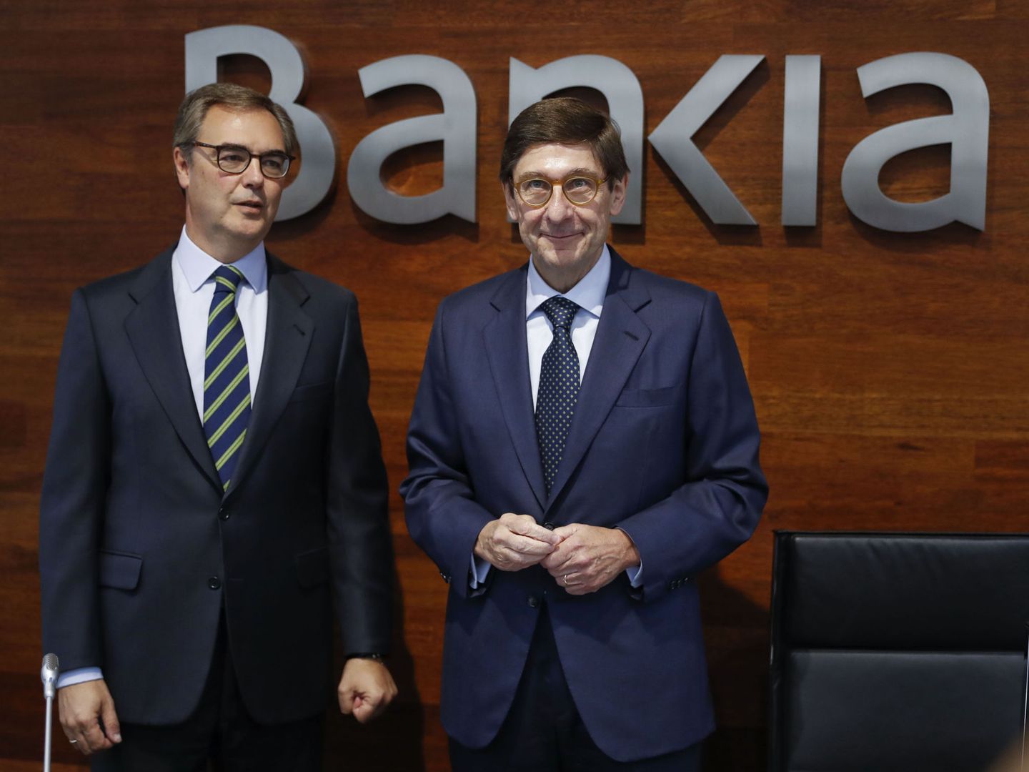 El expresidente de Bankia José Ignacio Goirigolzarri (d), con su ex número dos, José Sevilla. (EFE/Emilio Naranjo)