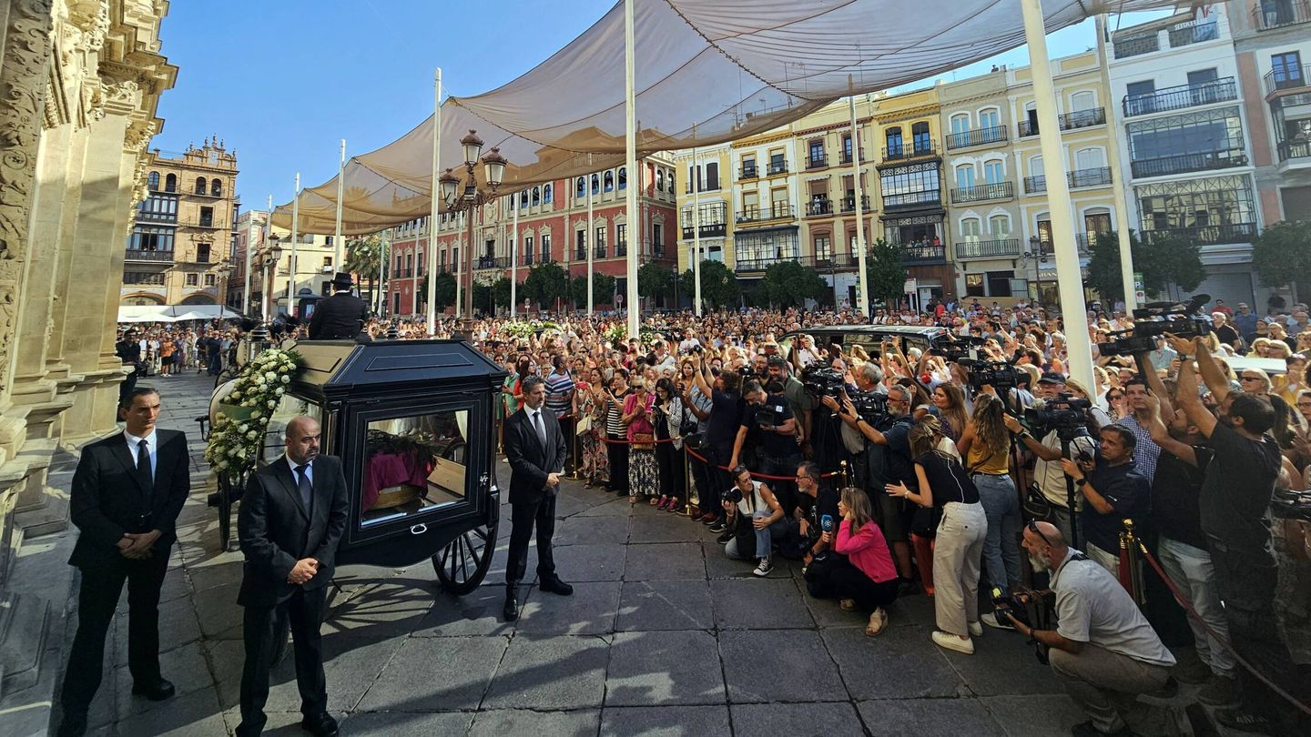 El féretro de María Jiménez sale del ayuntamiento de Sevilla en calesa. (Cordon Press)