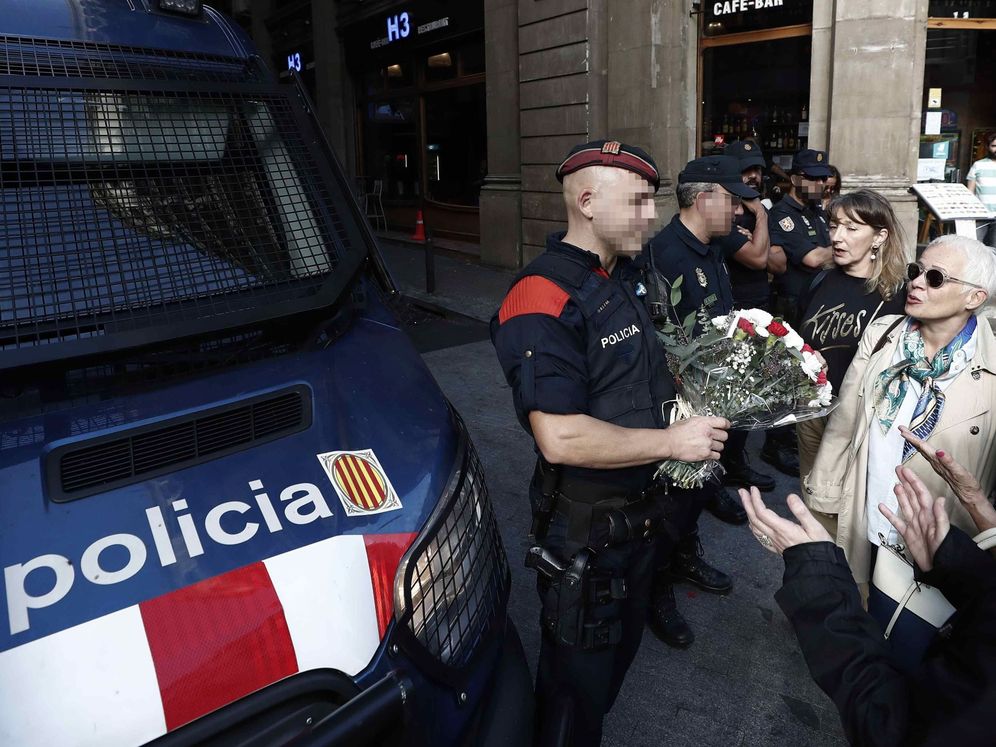 Foto: Flores para la policía en Barcelona. (EFE)