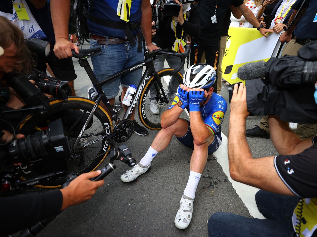 Foto: Cavendish, de 36 años, celebra el triunfo entre lágrimas. (REUTERS)