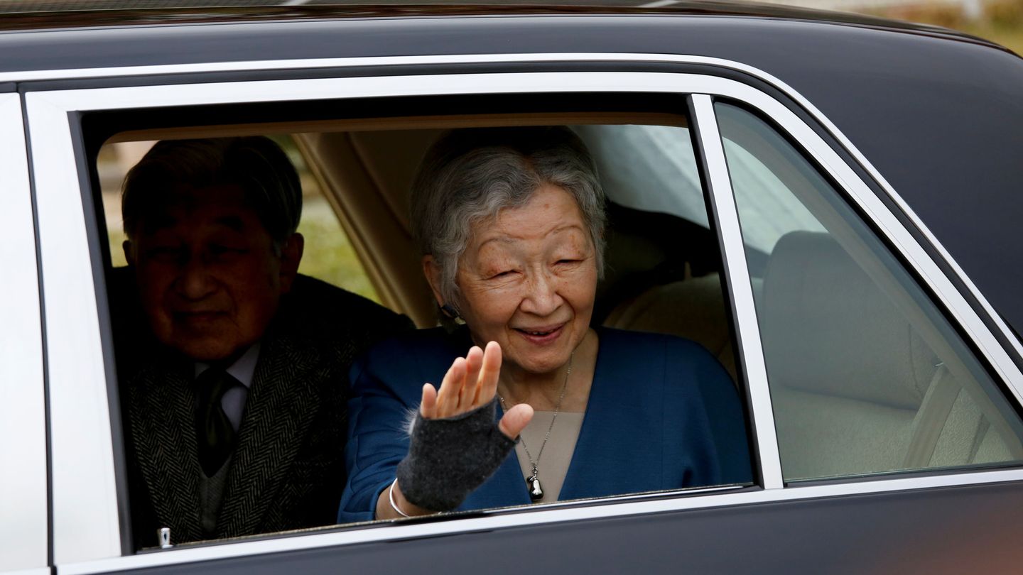 La emperatriz emérita Michiko de Japón,  junto a Akihito. (Reuters)