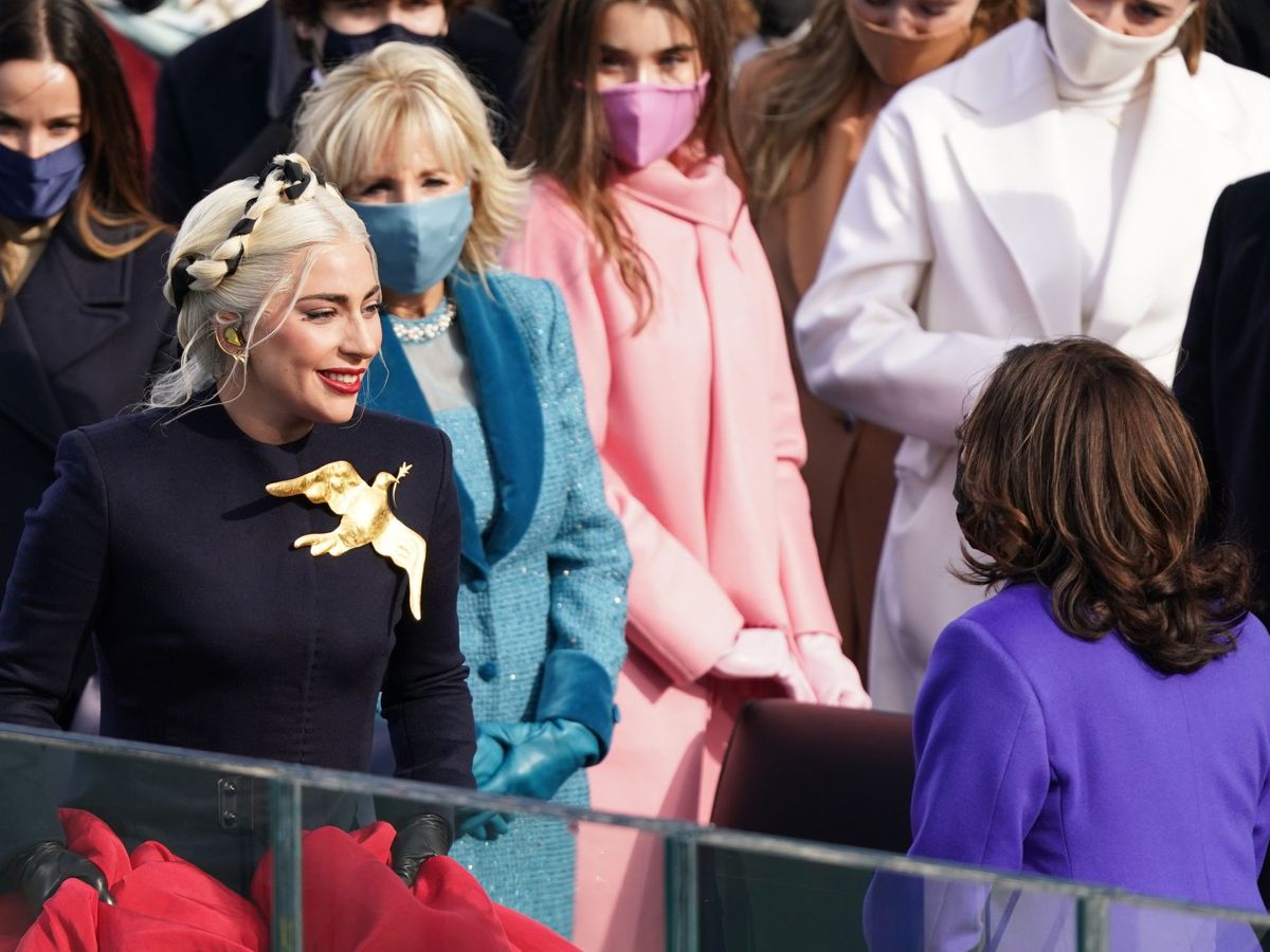 Foto: Lady Gaga sonríe orgullosa a Kamala Harris. (Reuters)