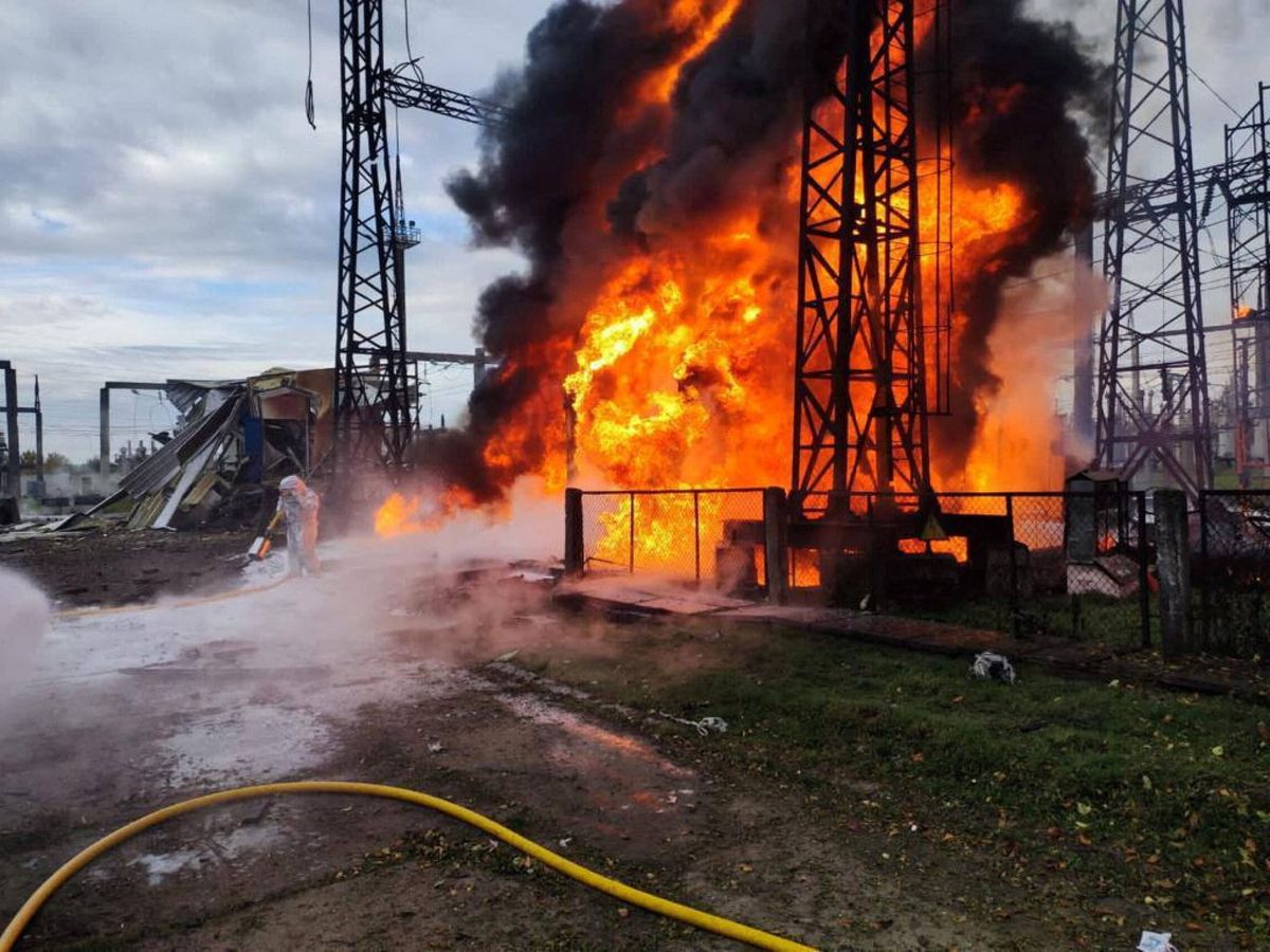 Foto: Bomberos apagan un incendio tras un ataque ruso. (Reuters)